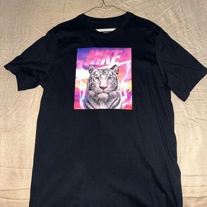 Nike Men Graphic White Tiger Shirt (size M) (NEW)